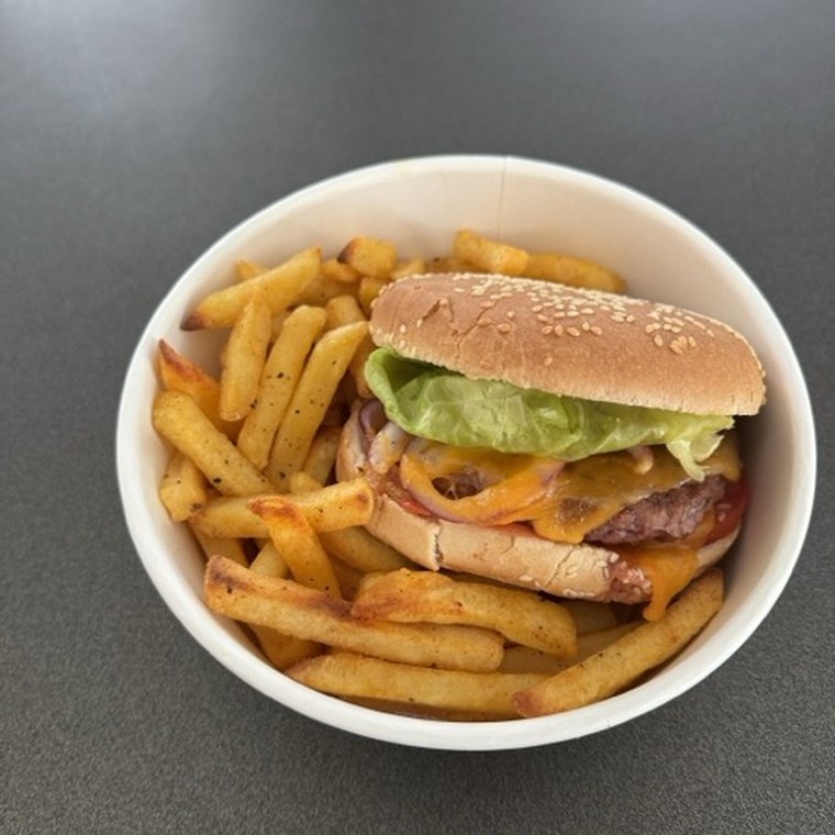 Notre hamburger et ses frites fraîches