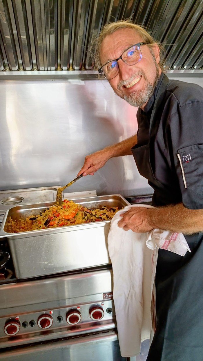 Guillaume avec la paella du chef