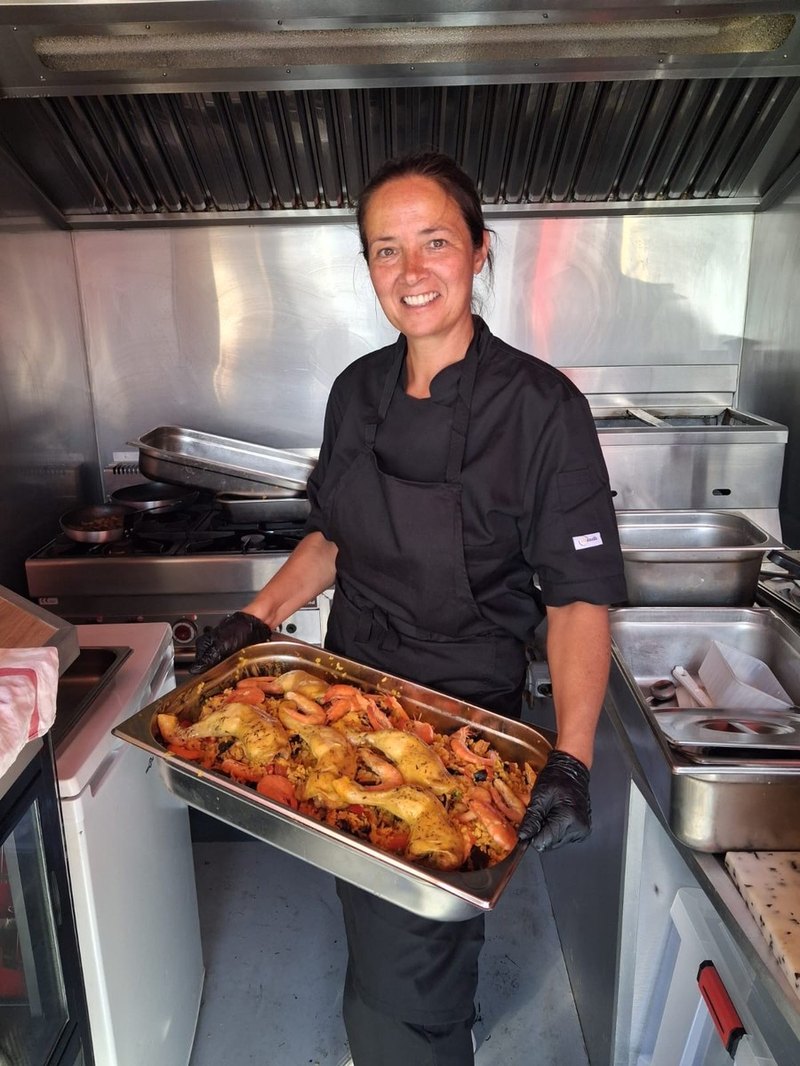 Lili avec la paella du chef